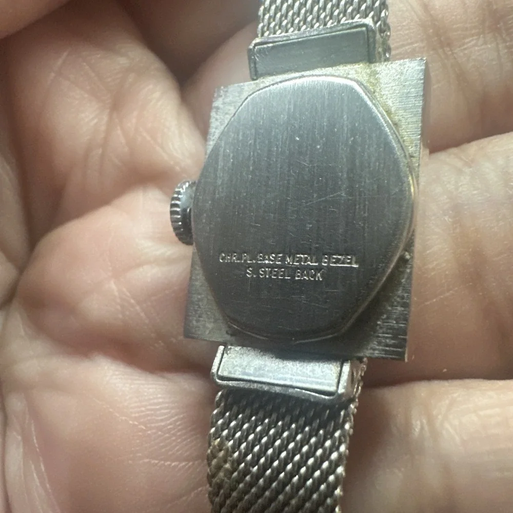Working Vintage Timex Ladies Silver Dainty Watch Manual Wind Mesh Band 17mm 7in